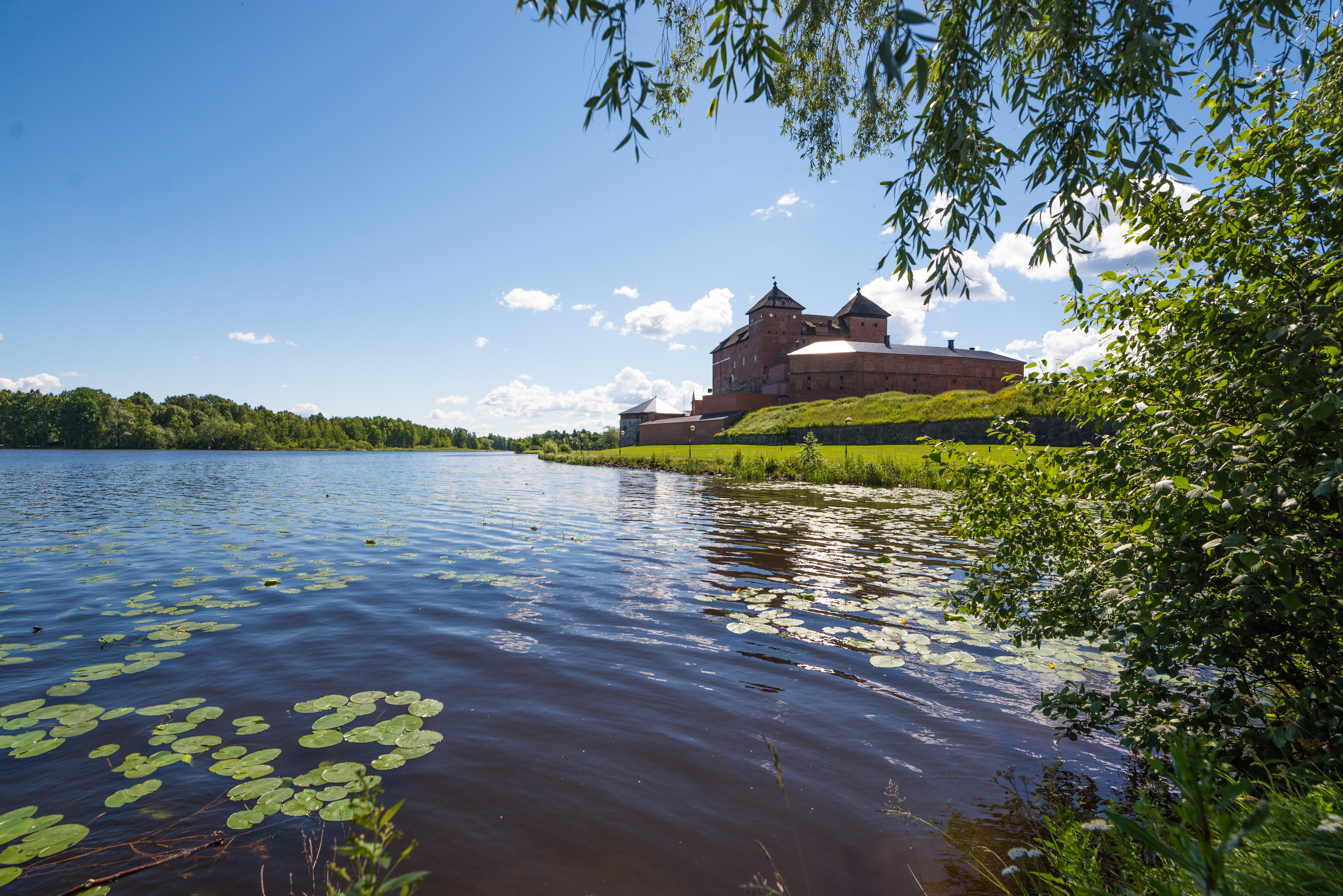 Hämeen linna kuvattuna aurinkoisena kesäpäivänä. Kuva: Topi Leikas, Suomen kansallismuseo